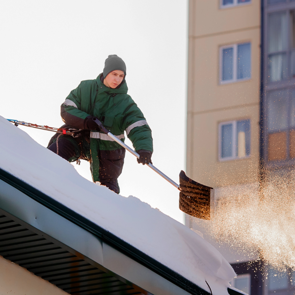 How much does it cost to remove snow from a roof? How to do it right yourself?