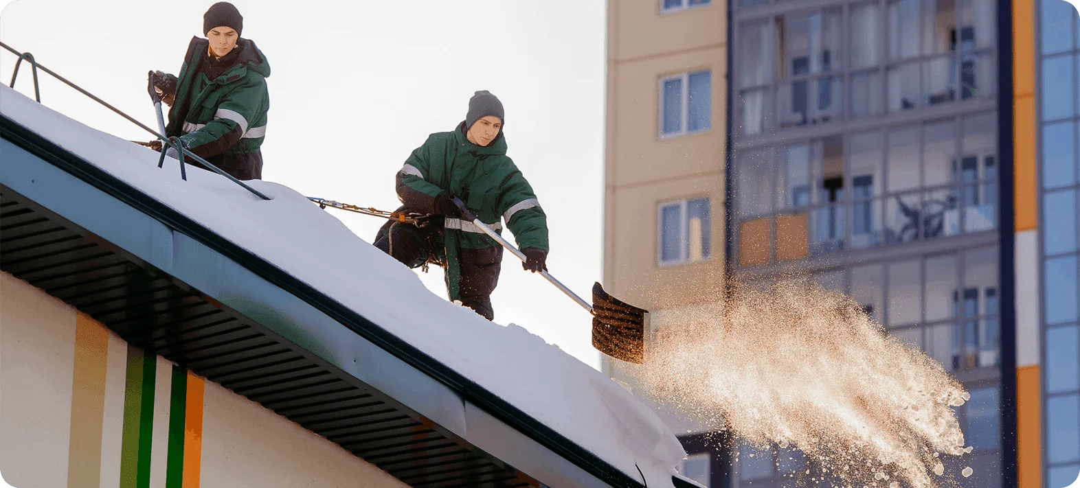 How much does it cost to remove snow from a roof? How to do it right yourself?